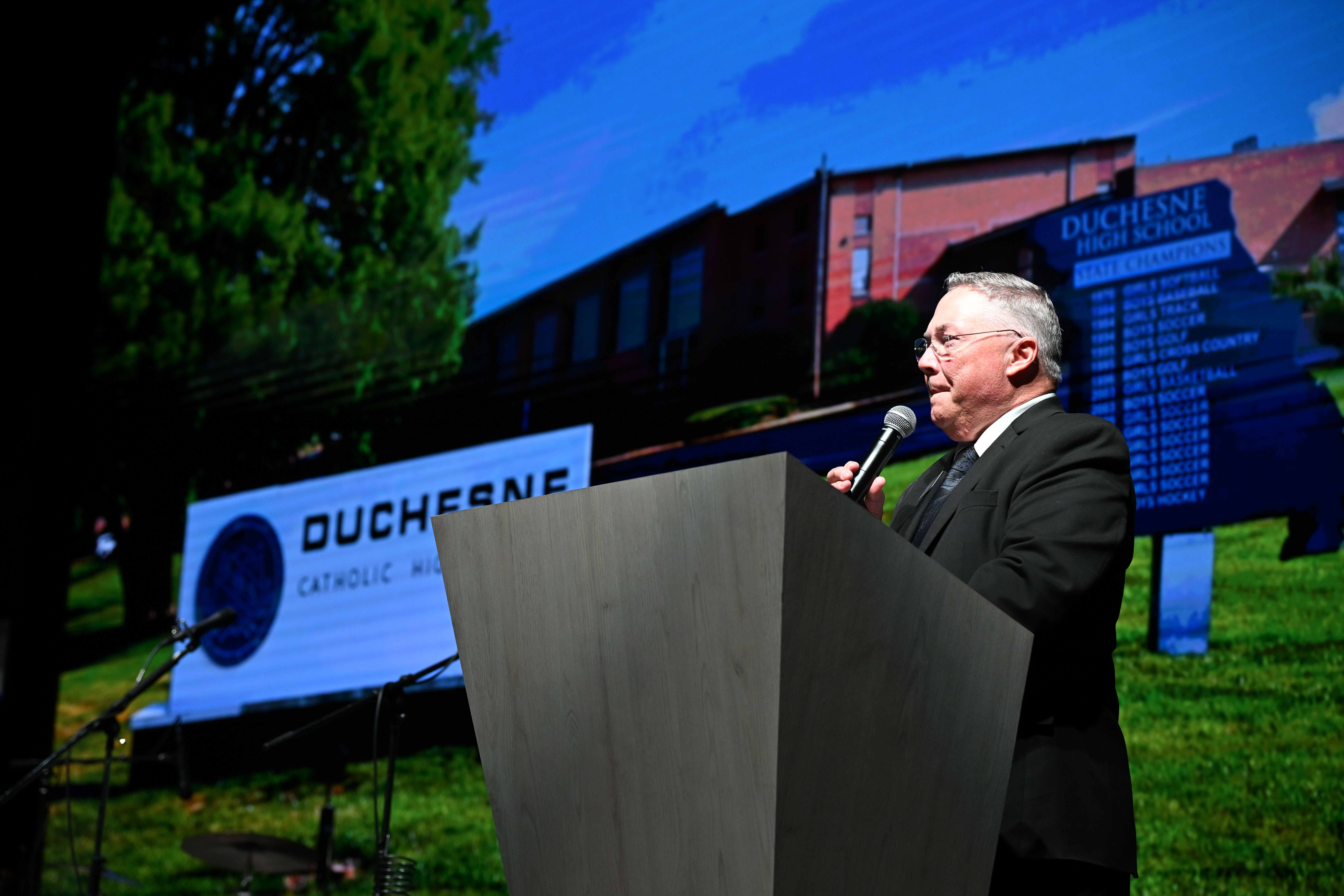 Duchesne President Paul Boschert &rsquo;77 addresses the crowd before the live auction. 